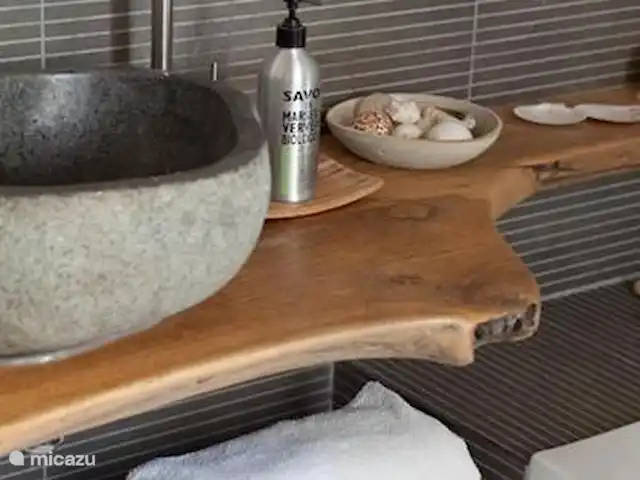 Villa Dolceacqua | Italie, Ligurie, Dolceacqua - villa Salle de bain faite avec des feuilles provenant d'une ancienne table de jardin.