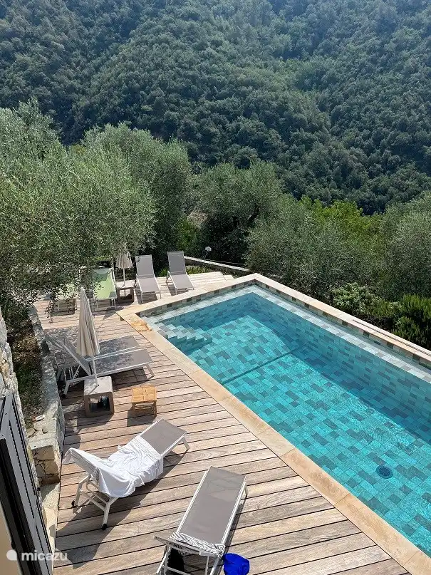 Terrasse de la piscine