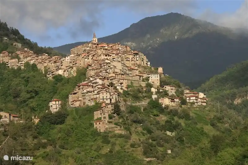le village d'Apricale planté contre la montagne. avec 2 excellents restaurants (niveau Michelin)