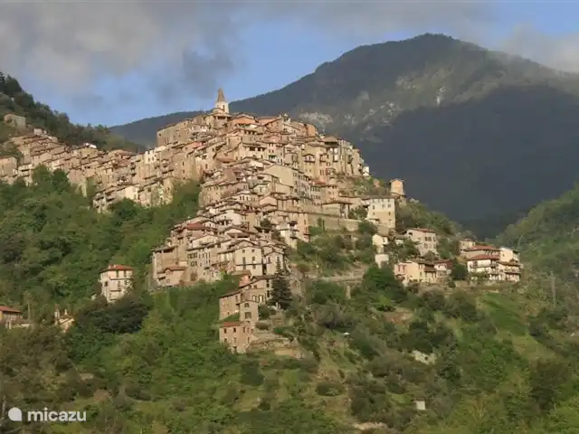 Villa Dolceacqua | Italie, Ligurie, Dolceacqua - villa le village d'Apricale planté contre la montagne. avec 2 excellents restaurants (niveau Michelin)