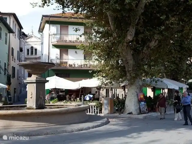 Villa Dolceacqua | Italie, Ligurie, Dolceacqua - villa Ou tout simplement prendre un bon déjeuner sur la place de Dolceacqua