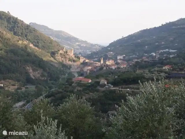 Villa Dolceacqua | Italie, Ligurie, Dolceacqua - villa Vue sur la vallée de la Nervia sur Dolceacqua et la mer.