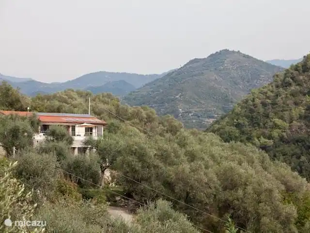 Villa Dolceacqua | Italie, Ligurie, Dolceacqua - villa Maison encastrée dans la montagne pour une meilleure intégration avec la nature environnante)
