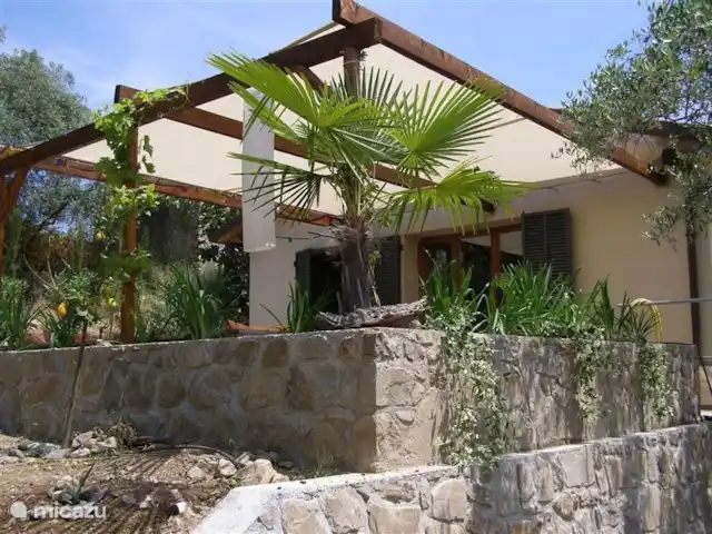 Villa Dolceacqua | Italie, Ligurie, Dolceacqua - villa Terrasse latérale avec toile d'ombrage