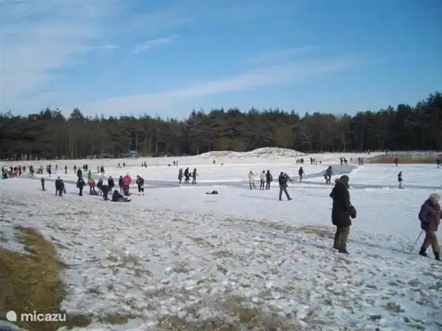 la piedra blanca en Países Bajos, Güeldres, Nunspeet - casa vacacional En invierno, la nieve y el hielo se divierten en el lago de arena. Puedes caminar aquí en 10 minutos.