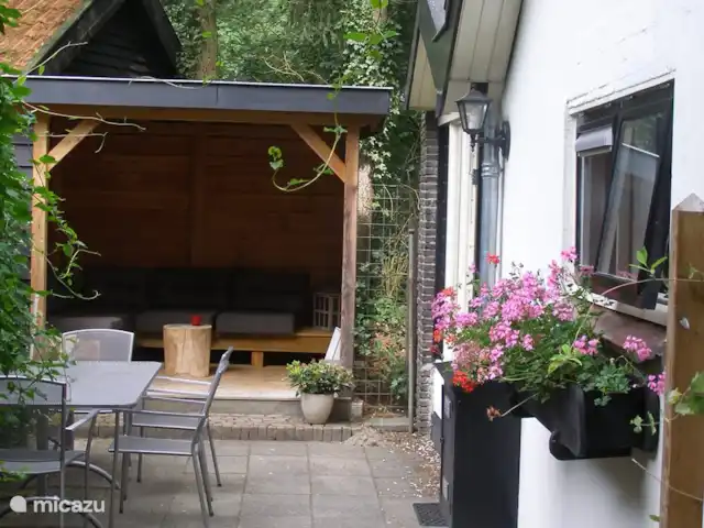 la piedra blanca en Países Bajos, Güeldres, Nunspeet - casa vacacional la terraza y la terraza.