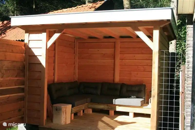 Die neue gemütliche Veranda, wo Sie bis in die frühen Morgenstunden bei einer Kerze sitzen können.