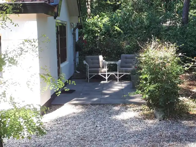 la piedra blanca en Países Bajos, Güeldres, Nunspeet - casa vacacional terraza detrás de la casa